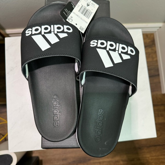 Adidas slides NWT size 6 - Picture 2 of 4